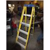 Image 1 : Sturdy 6ft Ladder