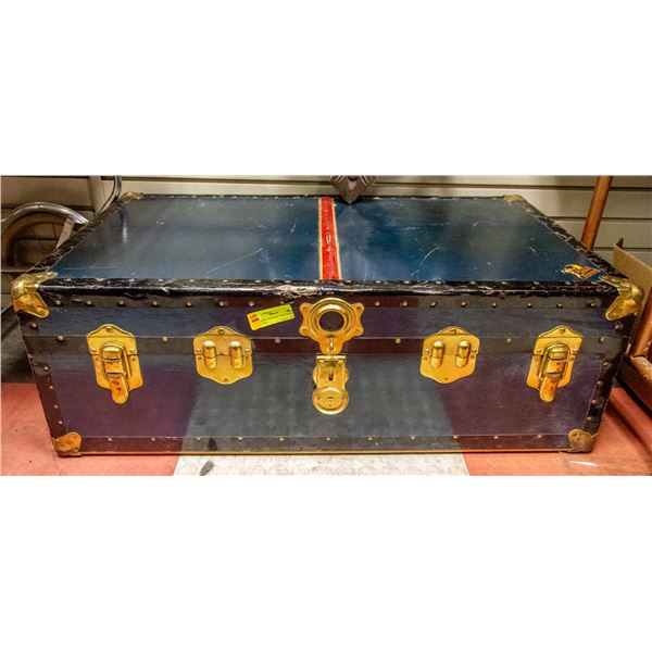 STEAMER TRUNK W 1950S LADIES CLOTHES