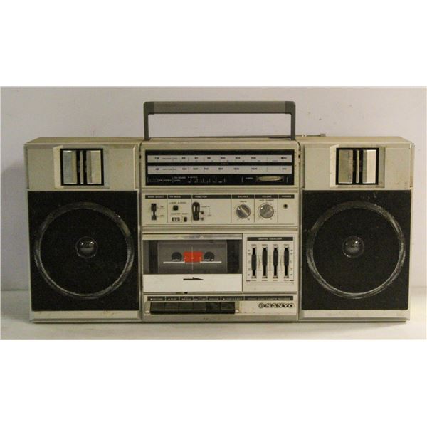 1980S SANYO BOOM BOX W CASSETTE DECK