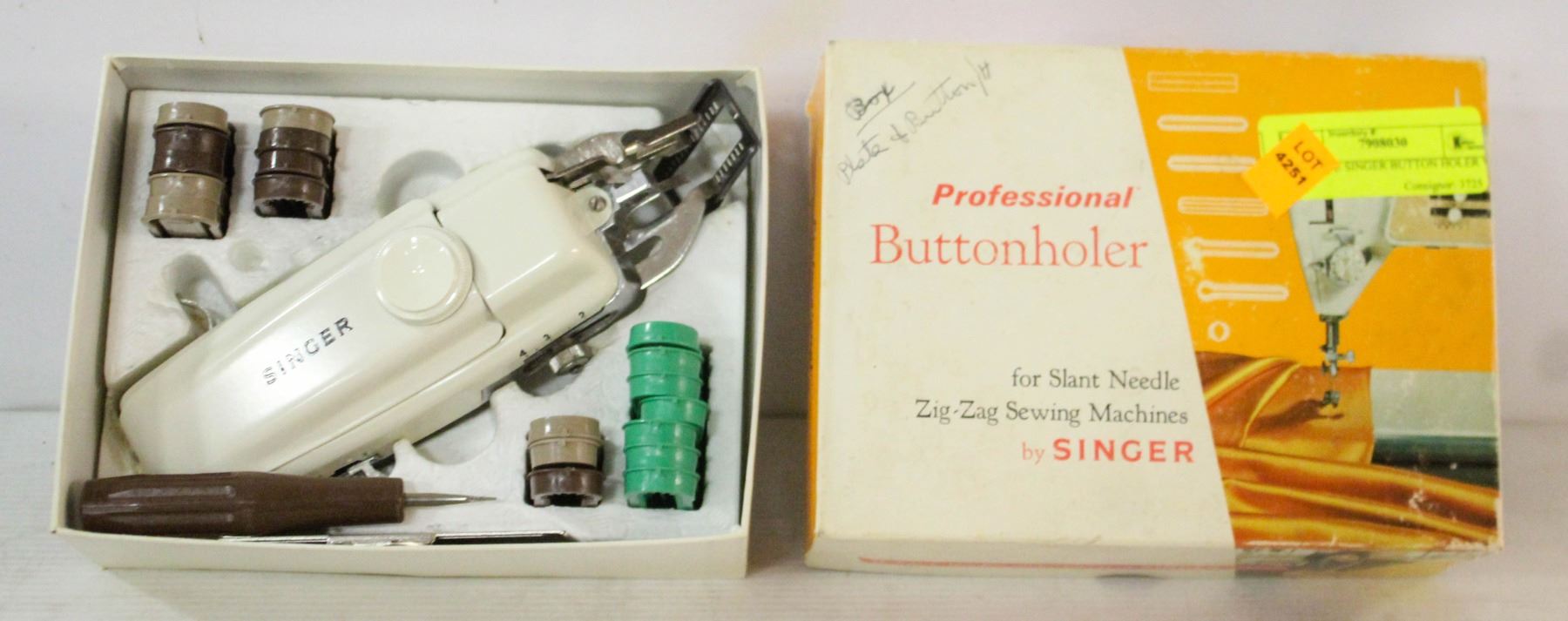 VINTAGE SINGER BUTTON HOLER W BOX