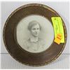 Image 1 : SMALL ROUND VICTORIAN PICTURE IN FRAME