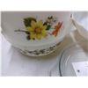Image 2 : Pyrex bowls/dishes/pie plates and measuring cup