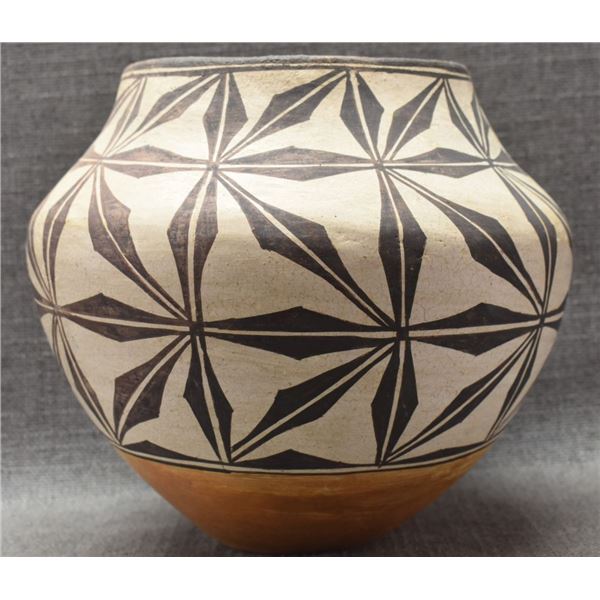 ACOMA INDIAN POTTERY OLLA