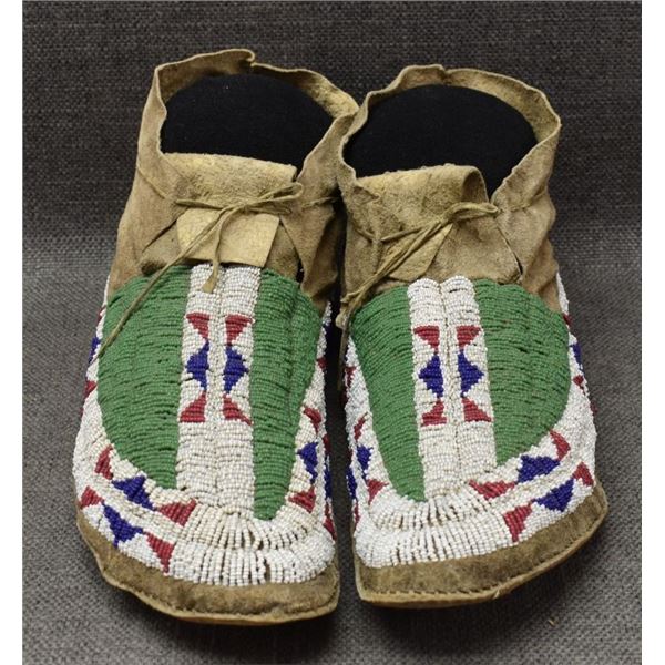 SIOUX INDIAN BEADED MOCCASINS
