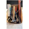 Image 2 : BOX OF HAMMERS, PRY BARS, HAND TOOLS