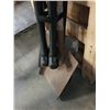 Image 3 : 2 SHOVELS, 2 RUBBER SLEDGEHAMMER PROPS AND BROOM POLE