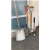 Image 2 : BUNDLE OF GARDEN TOOLS