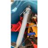 Image 2 : TOTE OF WHEEL CHOCKS, AXLE STANDS AND TRAILER JACK