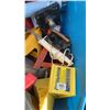 Image 3 : TOTE OF WHEEL CHOCKS, AXLE STANDS AND TRAILER JACK