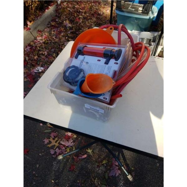 TOTE OF FUNNELS AND TRANSFER PUMPS