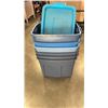 Image 2 : 6 RUBBERMAID STORAGE TOTES WITH LIDS