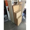 Image 2 : LOT OF PALLET RACKING 3 UPRIGHTS 7FT TALL, 9 SHELVING ARMS 8FT LONG AND WOOD SHELVES