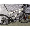 Image 2 : WHITE SCHWINN BIKE