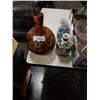 Image 2 : TRAY OF GLASSWARE AND EASTERN VASES