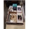 Image 2 : 2 BOXES OF PORCELAIN FIGURES AND CHARGER PLATES