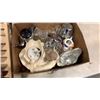Image 2 : 2 TRAYS OF COLLECTIBLES, TEALIGHT HOLDERS, PALTES