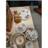 Image 8 : LOT OF ANTIQUE CHINA AND COLLECTIBLES