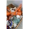 Image 2 : BOX OF ESTATE GOODS, DECORATIONS