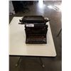 Image 1 : VINTAGE UNDERWOOD TYPEWRITER