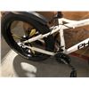 Image 2 : PHOENIX WHITE 21 SPEED FRONT SUSPENSION MOUNTAIN BIKE - CONDITION UNKNOWN