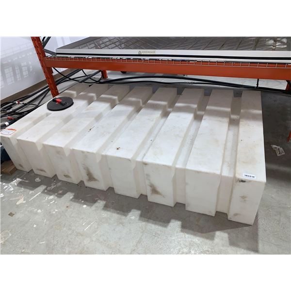 White 400 Gallon Water Storage Tank with lid