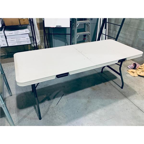 Folding collapsible plastic table