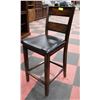 Image 2 : SET OF 4 SOLID WOOD PUB-HEIGHT CHAIRS WITH