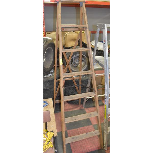 WOOD 7' LADDER