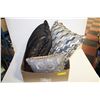 Image 1 : BOX WITH 3 DECORATIVE THROW PILLOWS - TWO