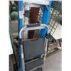 Image 2 : FG 6' Stepladder & Step Stool
