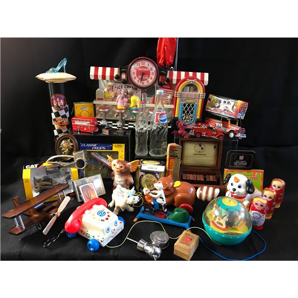 Coca Cola Wall Clock, Pepsi & Coke Bottles, Film Trivia, Gizmo Piggy Bank, Shit the Box Game, Classi