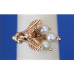 10k Gold Ring W/Pearls 3.5gr