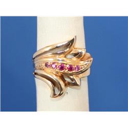 18k Gold Ring W/Rubies 5.6gr