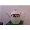 Image 4 : Matching Christmas Teapot and Gravy Boat