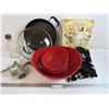 Image 1 : Plastic Salad Bowl Set - Dog Jacket (small) - Ceramic Shortbread Pan - Frying Pan - Grinder