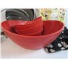 Image 2 : Plastic Salad Bowl Set - Dog Jacket (small) - Ceramic Shortbread Pan - Frying Pan - Grinder