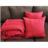 Image 1 : Throw Pillows & Blankets