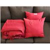 Image 2 : Throw Pillows & Blankets