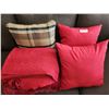 Image 4 : Throw Pillows & Blankets
