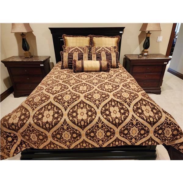 Sealy Pillow Top Queen Size Bed Bedding & Throw Pillows "Side Tables