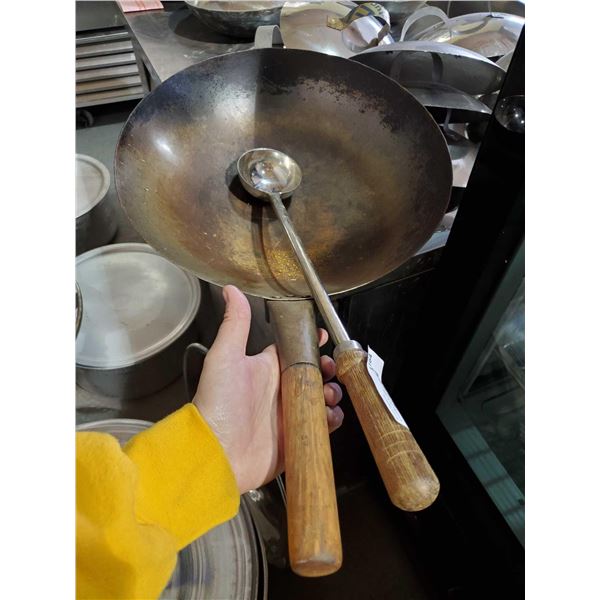 Wood Handled Wok 14" with ladel