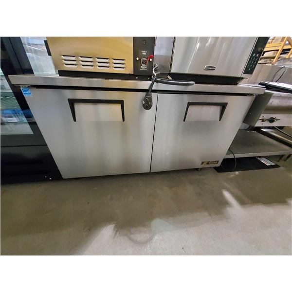 True Model TUC-60 Undercounter refrigerator w/ 2sections & 2 doors