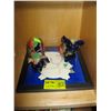 Image 1 : 2 COLORFUL PIGS & PLAQUE