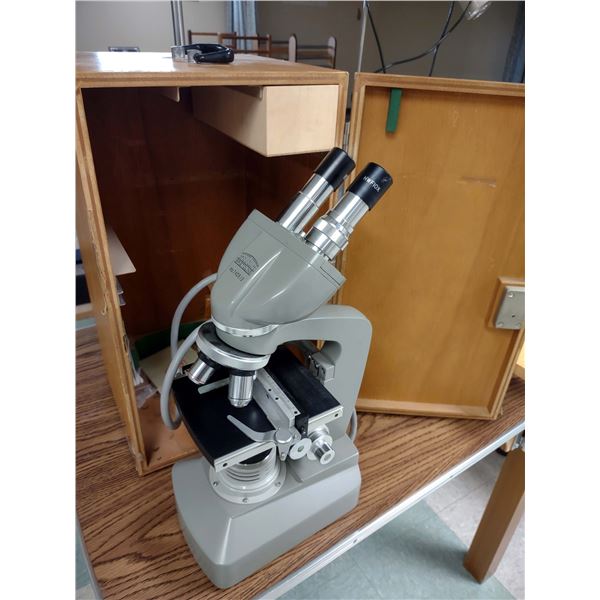 BRISTOSCOPE No.740512 BINOLCULAR MICROSCOPE BY BRISTOLINE W/ WOOD CASE