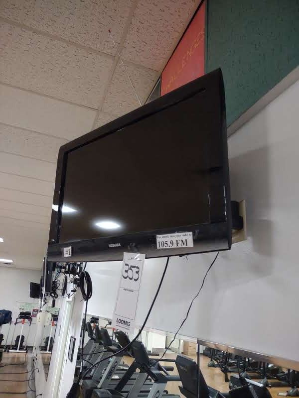 APPROX. 32" TOSHIBA FLATSCREEN TV W/ WALL MOUNTS, WORKS