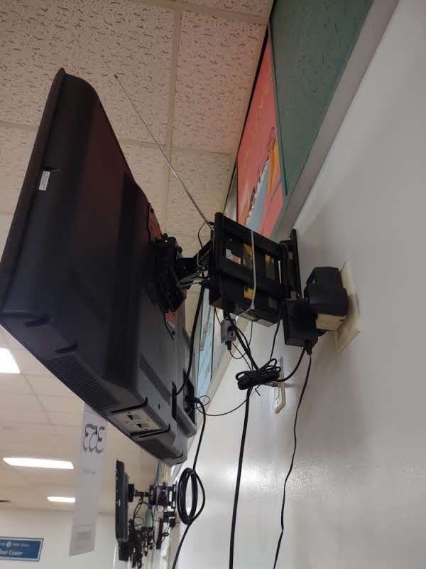 APPROX. 32" TOSHIBA FLATSCREEN TV W/ WALL MOUNTS, WORKS