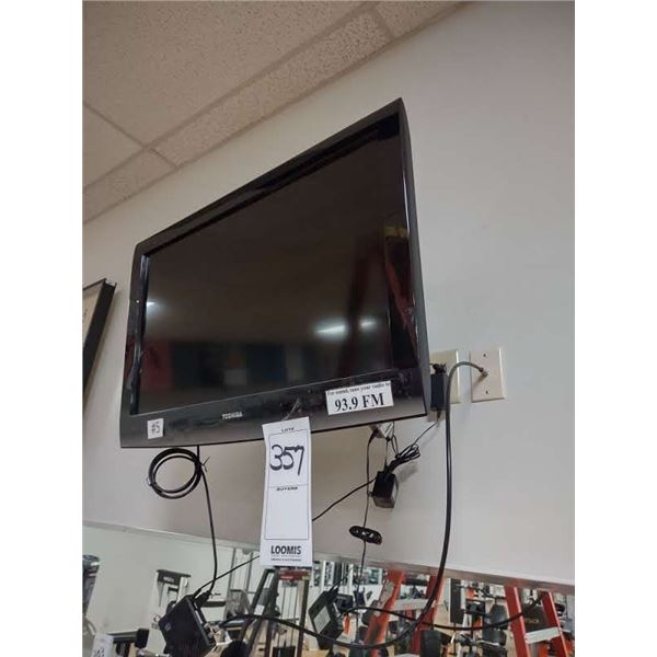 APPROX. 32" TOSHIBA FLATSCREEN TV W/ WALL MOUNTS, WORKS