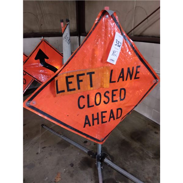 RIGHT/LEFT LANE CLOSED SIGN W/ STAND (X2)