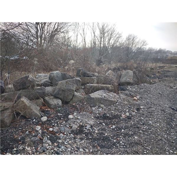 LARGE LOT OF RETAINING / LANDSCAPING STONES