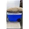 Image 2 : 2 COLEMAN COOLERS AND INTEX ELECTRIC PUMP AND 2 PILLOWS